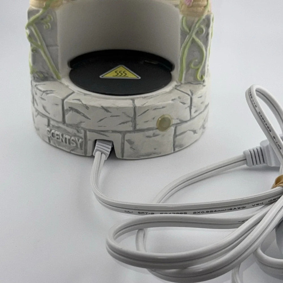 SCENTSY **Retired** Disney SnowWhite The Seven Dwarfs Wax Melt Fragrance Warmer - Picture 6 of 10